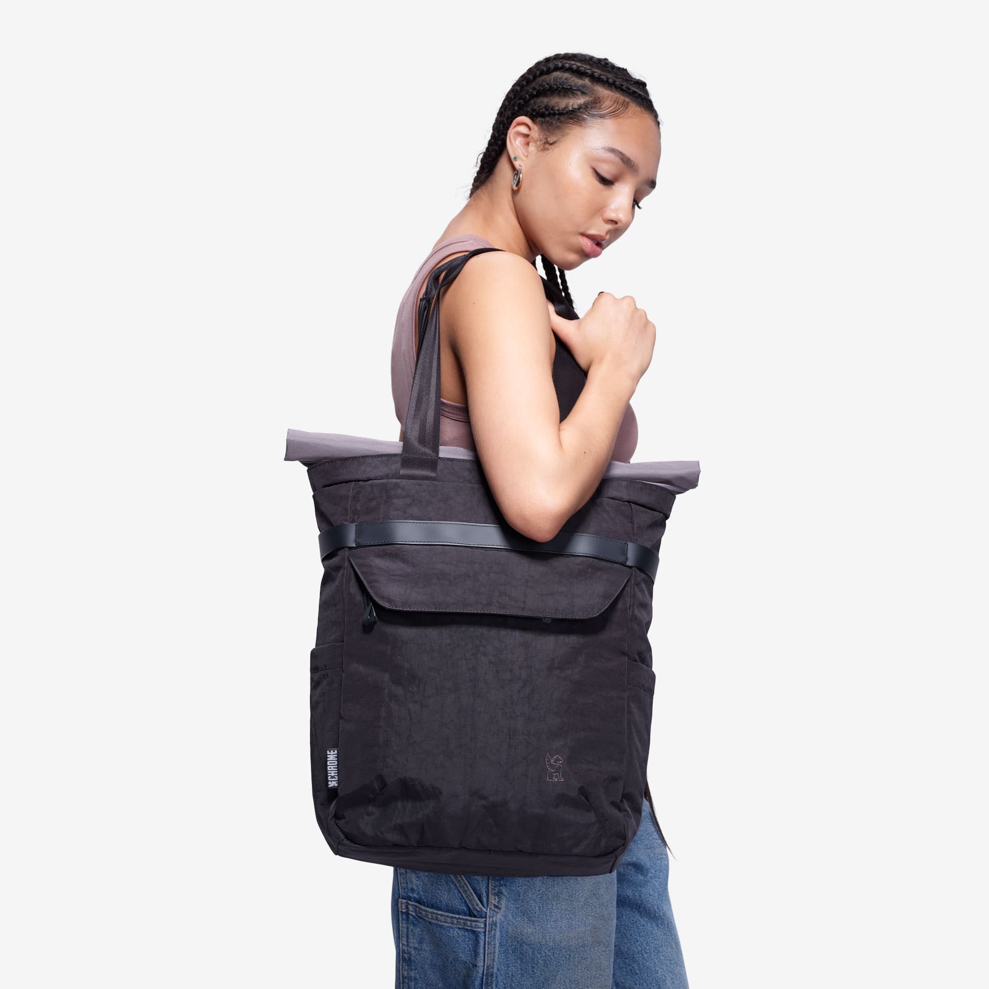 Valencia tote worn by a woman as a tote #color_black